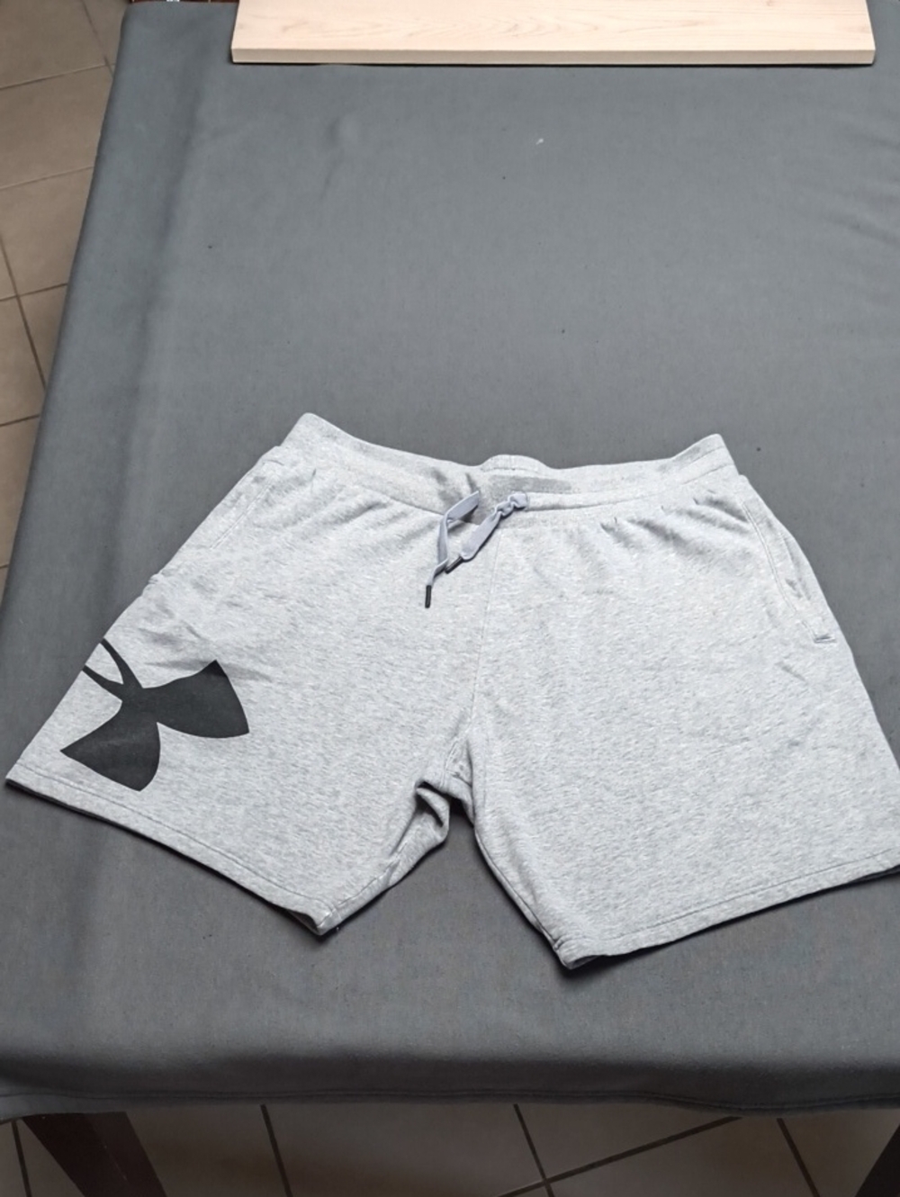 Under Armour Men’s Heather Gray Athletic Shorts with Black Logo Size XL